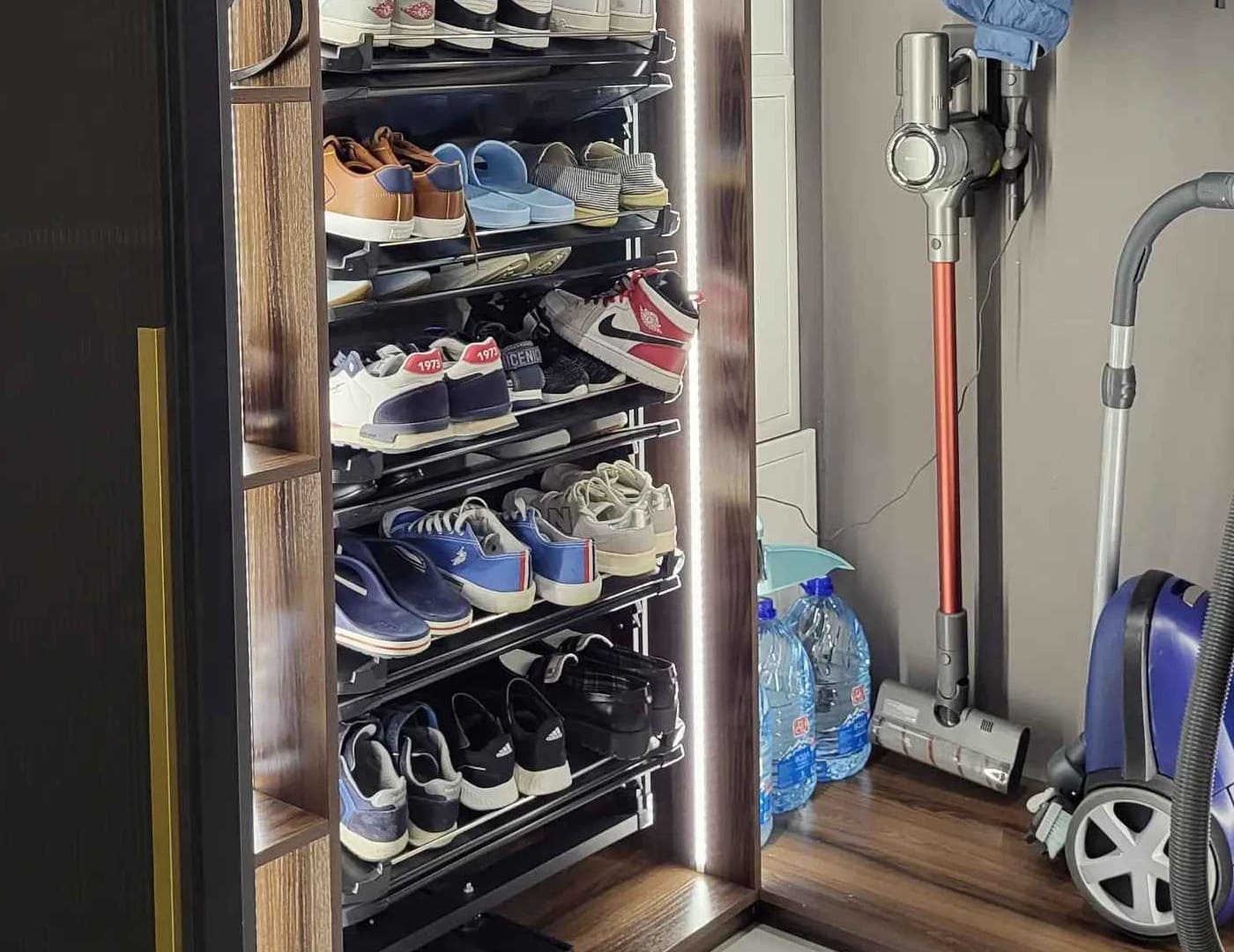 Гардеробная угловая с дверями